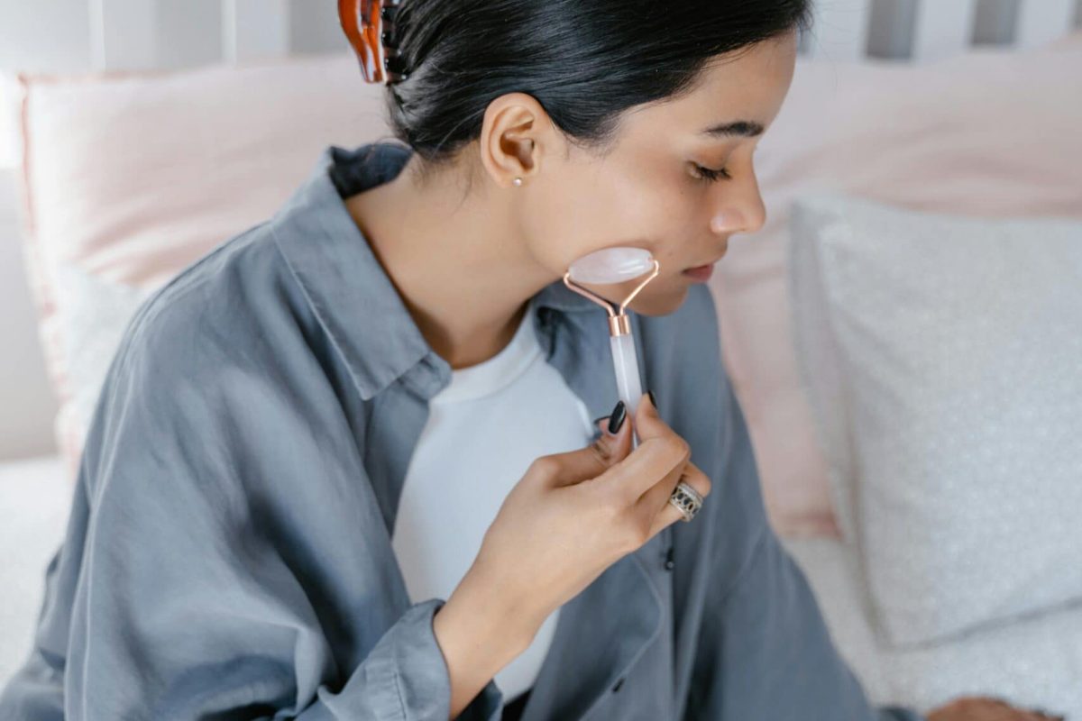 Mulher em momento de autocuidado, representando o processo terapêutico de reconexão e autoestima ao procurar uma Psicóloga para Depressão e Baixa Autoestima